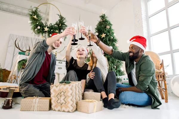 Freundeskreis Feiert Weihnachten Hause Und Stößt Mit Champagner Weihnachten Oder — Stockfoto