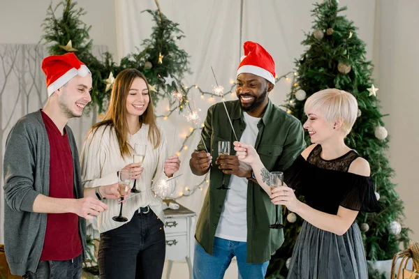 Fröhliche Männer Und Zufriedene Damen Die Sektgläser Trinkend Und Lachend — Stockfoto