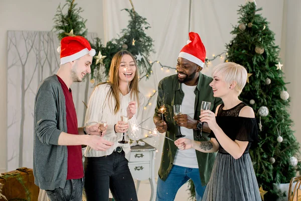 Fröhliche Männer Und Zufriedene Damen Die Sektgläser Trinkend Und Lachend — Stockfoto