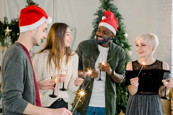 Junge Afrikanische Jungen Und Kaukasische Mädchen Und Jungen Lächeln Und — Stockfoto