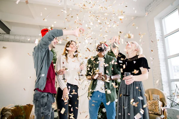 Grupo Multiracial Amigos Que Fazem Grande Festa Ano Novo Casa — Fotografia de Stock