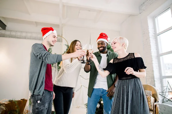 Gruppe Junger Multiethnischer Freunde Weihnachtsmannmützen Auf Der Silvesterparty Und Stoßen — Stockfoto