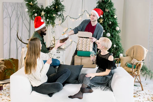 クリスマス 人のコンセプト 幸せな Multiethnical お友達と共有のクリスマス プレゼント — ストック写真