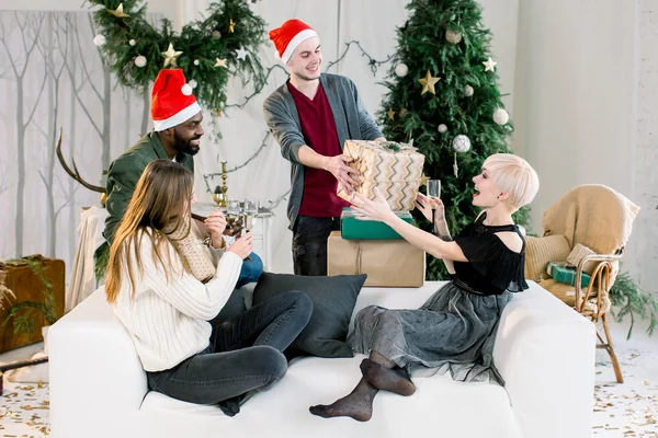 Afbeelding Weergegeven Groep Vrienden Vieren Kerstmis Nieuwjaar Thuis Voorstellen Van — Stockfoto