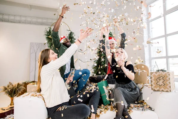 Neujahrs Und Weihnachtsfeier Gruppe Junger Freunde Trinkt Champagner Und Wirft — Stockfoto