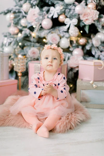 Linda Menina Vestido Rosa Bonito Sentado Chão Tapete Peludo Frente — Fotografia de Stock