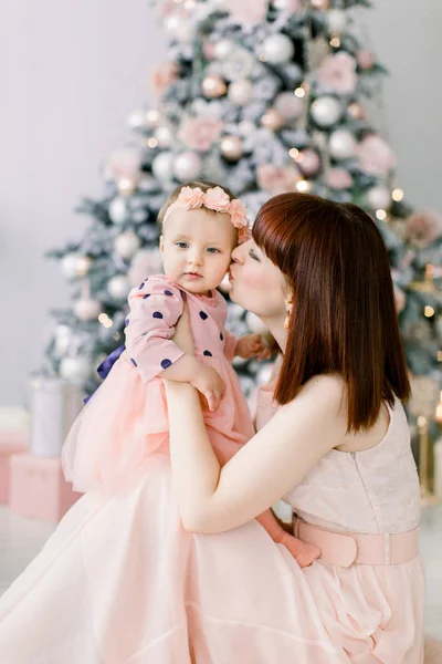 Buon Natale Buone Feste Allegro Mamma Sua Figlia Carina Divertirsi — Foto Stock