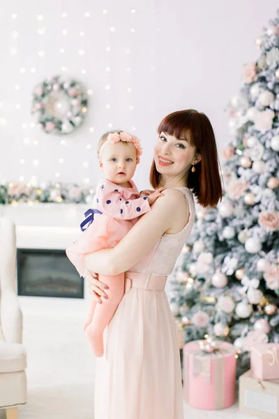 Feliz Família Mulher Mãe Menina Relaxar Jogando Perto Árvore Natal — Fotografia de Stock