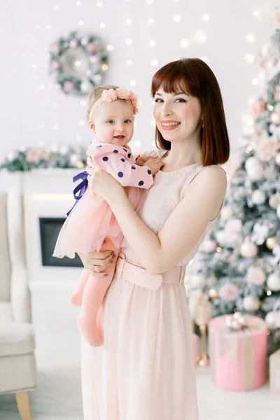 Felice Famiglia Donna Madre Bambina Rilassarsi Giocando Vicino All Albero — Foto Stock