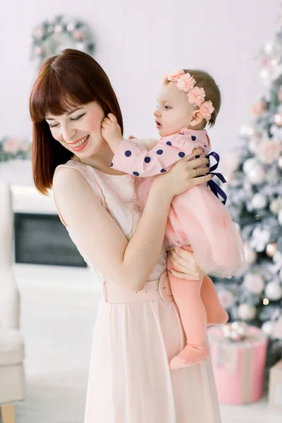 子供たち 人コンセプト 幸せな母とクリスマス ツリー ライトの背景にぴったりの小さな娘 — ストック写真