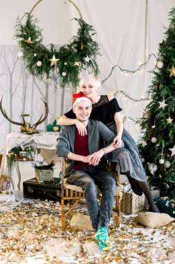 Mutlu noeller. Genç çift Noel 'i evde kutluyor.