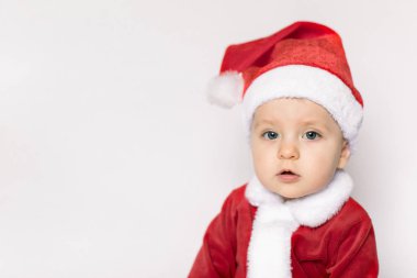 Beyaz arka plan üzerinde Santa şapkalı Noel yürümeye başlayan çocuk