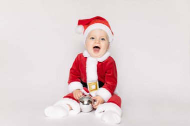 Noel top beyaz zemin üzerine Santa şapkalı çocuk mutlu kız. Çocuk Noel zamanda eğleniyor. Merry Xmas kavramı