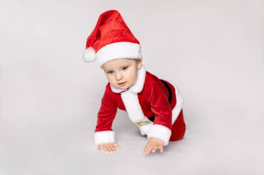 Şirin bebek Noel Baba kostüm giyen bir beyaz zemin katta