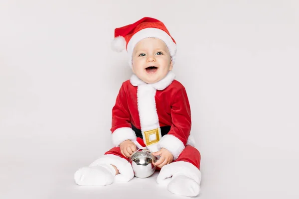 Enfant Fille Heureuse Dans Chapeau Père Noël Sur Fond Blanc — Photo