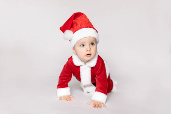 Mignon Bébé Portant Santa Claus Costume Sur Sol Sur Fond — Photo