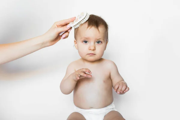Mladá Matka Kartáčování Vlasů Novorozence Matka Škádlení Baby Vlasy Kartáč — Stock fotografie