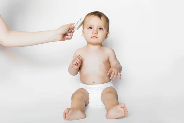 Jovem Mãe Está Escovando Cabelo Recém Nascido Mãe Está Provocando — Fotografia de Stock
