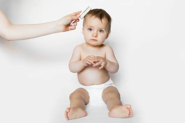 Madre Joven Está Cepillando Pelo Recién Nacido Madre Burla Del — Foto de Stock