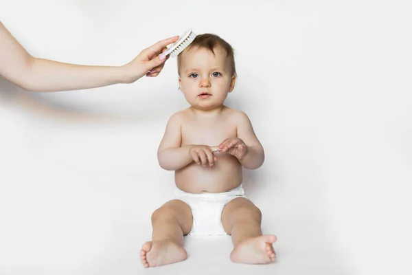 Madre Joven Está Cepillando Pelo Recién Nacido Madre Burla Del — Foto de Stock