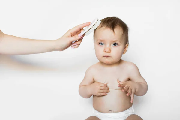 Madre Joven Está Cepillando Pelo Recién Nacido Madre Burla Del — Foto de Stock