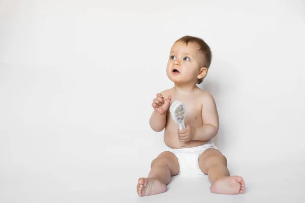 Retrato Uma Menina Sorridente Com Escova Cabelo Isolada Fundo Branco — Fotografia de Stock