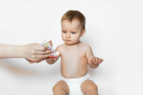 Mãe Mostrando Filha Pequena Escovação Dentes Criança Fundo Branco Concentre — Fotografia de Stock