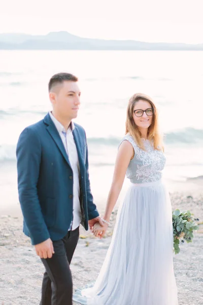 Casal Feliz Bonito Casal Noivo Jaqueta Azul Noiva Vestido Azul — Fotografia de Stock