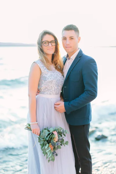 Joli Couple Posant Près Lac Garde Italie Couple Mariage Marié — Photo