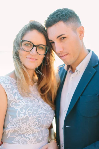 Pasangan Muda Yang Cantik Dengan Pakaian Biru Berpose Dekat Danau — Stok Foto
