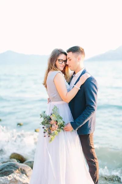 Jeune Beau Couple Vêtements Bleus Posant Près Lac Garde Sirmione — Photo