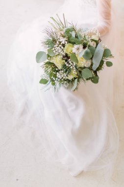 Güzel gelin düğün süslemeleri çiçek ve mum önünde. Buket el ve Ayrıntılar.