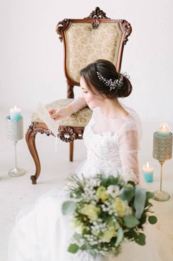 Güzel gelin düğün töreni önce stüdyoda poz. Güzellik Portresi gelin giyiyor moda düğün elbise tüylü lüks zevk makyaj ve saç modeli, studio kapalı fotoğraf.