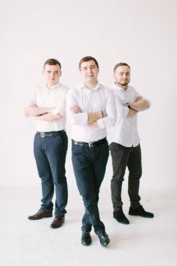 şık Damat Düğün gününde sağdıç Bahçe ile poz takım elbiseli. lüks erkek birlikte ayakta zengin kıyafetler içinde. dostluk