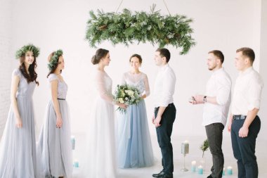 Gelin ve damat düğün töreni kapalı sırasında. Töreni ana konuşma yapmak. Nedime ve groommen gülümseyen ve mutlu