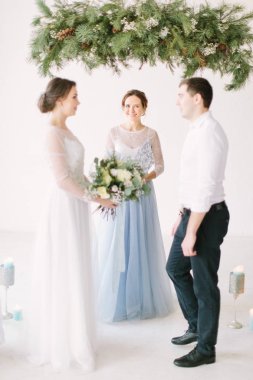 Önde gelen veya master törenler, Gelin ve damat, düğün süslemeleri ve çam ile romantik tarzda kemer