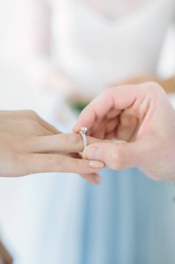 Alyans cam kutusu tutarak düğün töreni güzel gülümseyen ustası. Damat gelinin parmağına yüzüğü var.
