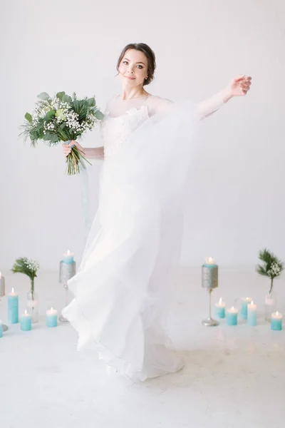 Hermosa Novia Frente Decoración Boda Con Flores Velas Ramo Las —  Fotos de Stock