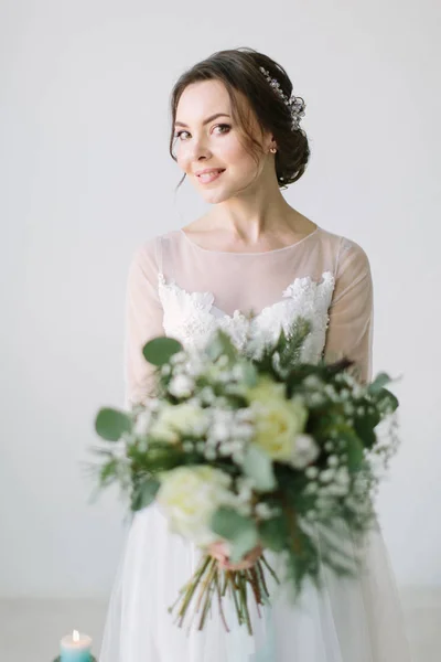 Hermosa Novia Frente Decoración Boda Con Flores Velas Ramo Las —  Fotos de Stock