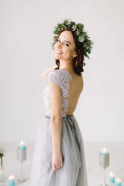 Hermosa Joven Con Vestido Noche Gris Una Corona Pino Eucalipto —  Fotos de Stock