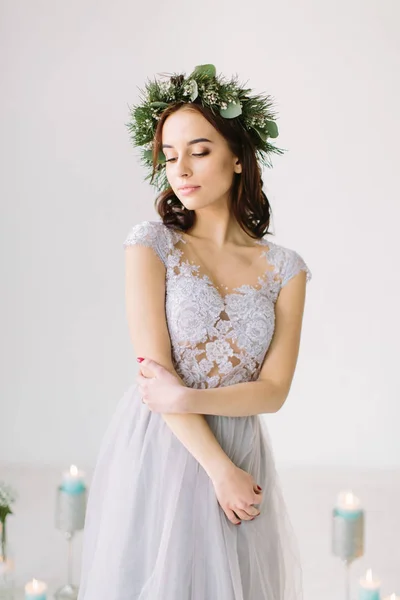 Hermosa Joven Con Vestido Noche Gris Una Corona Pino Eucalipto —  Fotos de Stock