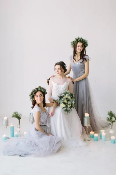Bella Sposa Abito Sposa Bianco Con Bouquet Seduta Sulla Sedia — Foto Stock