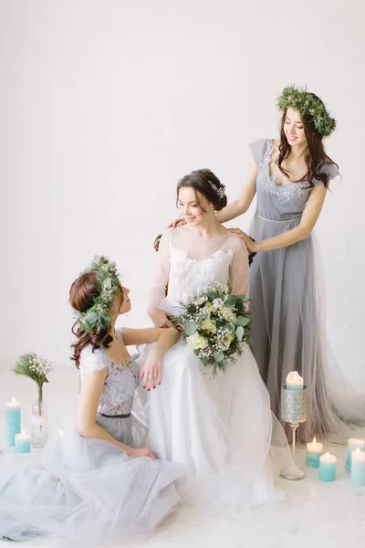 Bella Sposa Abito Sposa Bianco Con Bouquet Seduta Sulla Sedia — Foto Stock