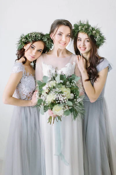Indah Tertawa Pengantin Dalam Gaun Pengantin Putih Memegang Karangan Bunga — Stok Foto