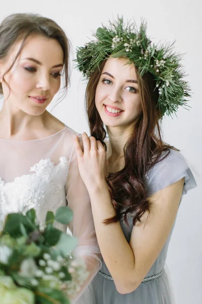 Pengantin Wanita Dengan Gaun Pengantin Putih Berdiri Dengan Pengiring Pengantin — Stok Foto