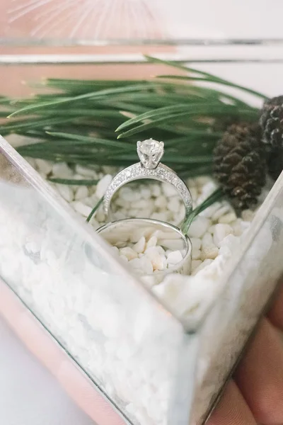 Mãos Noiva Segurando Anéis Casamento Caixa Triângulo Vidro Com Areia — Fotografia de Stock
