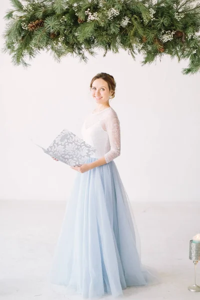 Jovem Mestre Cerimônia Sorridente Vestido Elegante Posando Sob Decoração Pinho — Fotografia de Stock