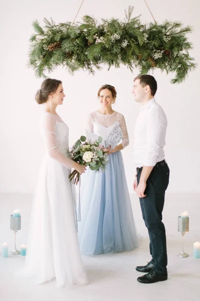 Casal Encantador Moda Jovem Com Mestre Discurso Cerimônia Casamento Contra — Fotografia de Stock