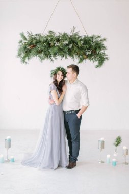 Portre fotoğraf makinesi vasıl gülerek mutlu bir çift. Nedime ve sağdıçlar kapalı portre. Komik düğün anı.