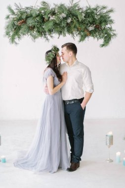 Sevgili damat ve gelin nazik birkaç. Stüdyo beyaz arka plan çekim. Nedime ve sağdıçlar portre. Komik düğün anı.